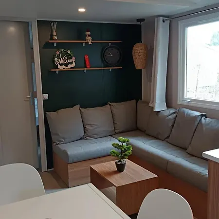 بيت للعطل Familial A Avec Piscine